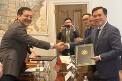 Thứ trưởng Bộ Công Thương Nguyễn Sinh Nhật Tân và ông Juan A Millán, Quyền Tổng trưởng lý, Văn phòng Đại diện thương mại Hoa Kỳ, ký thỏa thuận. (Ảnh: PV/Vietnam+)