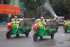 Hà Nội vận hành 100 thiết bị, xe vệ sinh môi trường hiện đại ở 4 quận nội đô. (Ảnh: Minh Anh/Vietnam+)