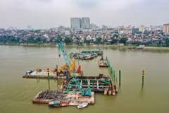 Các hạng mục cọc khoan nhồi, bệ trụ cầu Trần Hưng Đạo đang được thi công đồng bộ. Tiến độ tổng thể cầu Trần Hưng Đạo được kiểm soát chặt chẽ, hướng tới hoàn thành vào quý 2/2027. (Ảnh: Trung Nguyên/TTXVN)