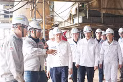 Chủ tịch Hội đồng thành viên Petrovietnam Lê Ngọc Sơn kiểm tra công trường Dự án giàn CPP Lô B. (Ảnh: PV/Vietnam+)