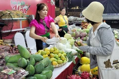 Người dân mua hàng