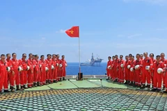 Chào cờ trên giàn khoan Mỏ Đại Hùng. (Ảnh: PV/Vietnam+)
