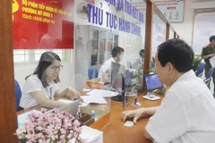 Người dân thực hiện thủ tục hành chính tại bộ phận một cửa phường Mỹ Đình 1. (Ảnh: UBND Hà Nội).