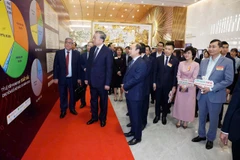 Tổng Bí thư Tô Lâm tham quan không gian trưng bày thành tựu chuyển đổi số trong báo chí. (Ảnh: Thống Nhất/TTXVN)