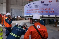 Hạ đặt thành công rotor tổ máy số 1, Dự án thủy điện Hòa Bình mở rộng. (Ảnh: TTXVN)