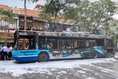 Hiện trường vụ xe buýt cháy trên phố Lý Thường Kiệt. (Ảnh: Tuấn Đức/TTXVN)