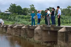 Lãnh đạo xã Minh Châu (Hà Nội) kiểm tra các công trình thủy lợi. (Ảnh: PV/Vietnam+)