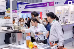 Các đại biểu tham quan gian hàng tại Triển lãm Quốc tế Điện tử và Thiết bị Thông minh năm 2025. (Ảnh: PV/Vietnam+)