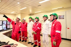 Phó Thủ tướng Bùi Thanh Sơn nghe báo cáo về hoạt động của mỏ Sư Tử Vàng