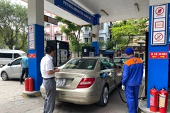 Đại biểu Quốc hội đề xuất bỏ xăng dầu vào đối tượng chịu thuế tiêu thụ đặc biệt và chỉ thu thuế bảo môi trường. (Ảnh: Vietnam+)