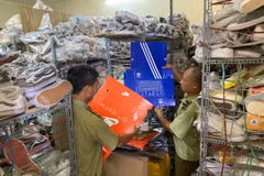 Lực lượng chức năng của Hà Nội kiểm tra kho hàng được bán trực tuyến. (Ảnh: dms)