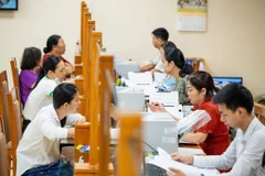 Bộ phận giải quyết thủ tục hành chính một cửa phục vụ người dân nhanh chóng. (Ảnh: Minh Sơn/Vietnam+)