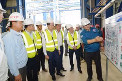Chủ tịch Hội đồng thành viên Petrovietnam Lê Mạnh Hùng cùng lãnh đạo tỉnh Đồng Nai kiểm tra tiến độ thực hiện dự án Nhà máy điện Nhơn Trạch 3&4. (Ảnh: PV/Vietnam+)