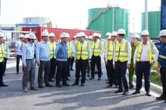 Lãnh đạo tỉnh Đồng Nai và Petrovietnam kiểm tra công trường Dự án Nhà máy điện Nhơn Trạch 3 và 4. (Ảnh: PV/Vietnam+)
