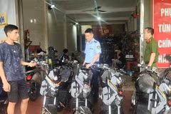 Lực lượng chức năng kiểm tra cửa hàng kinh doanh xe điện Trung Hiếu trên địa bàn thành phố Hà Nội. (Ảnh: PV/Vietnam+)