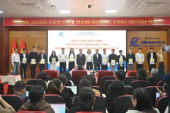 EPU tuyên dương các tập thể tiêu biểu có thành tích trong hoạt động sinh viên nghiên cứu khoa học.