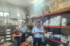 Lực lượng chức năng kiểm tra hàng hóa tại cơ sở thuộc phường Hoàng Mai. (Ảnh: Cục Quản lý và Phát triển thị trường trong nước)