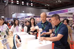 Các doanh nghiệp giới thiệu sản phẩm mới tại triển lãm IEAE năm 2024. (Ảnh: PV/Vietnam+)