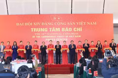 Đồng chí Trần Cẩm Tú, Ủy viên Bộ Chính trị, Thường trực Ban Bí thư cùng các đại biểu cắt băng khai trương Trung tâm Báo chí Đại hội XIV của Đảng. (Ảnh: Phương Hoa/TTXVN)