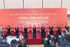 Đồng chí Trần Cẩm Tú, Ủy viên Bộ Chính trị, Thường trực Ban Bí thư cùng các đại biểu cắt băng khai trương Trung tâm Báo chí Đại hội XIV của Đảng. (Ảnh: Phương Hoa/TTXVN)