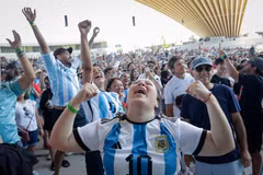 Cổ động viên đội tuyển Argentina bùng nổ cảm xúc sau khi đội nhà lội ngược dòng thắng tuyển Anh tiến vào Chung kết. (Ảnh: THX/TTXVN phát)