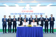 Phó Thủ tướng Thường trực Phạm Gia Túc, Bộ trưởng Bộ Công Thương Lê Mạnh Hùng cùng lãnh đạo các bộ ngành, lãnh đạo Petrovietnam chứng kiến lễ ký Hợp đồng phân chia sản phẩm Lô 10/11 và Lô 10&11-1 giữa Petrovietnam và PVEP. (Ảnh: PV/Vietnam+)