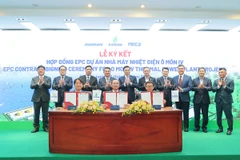 Đại diện Ban QLDA Chuyên ngành điện và Liên danh Tổng thầu Doosan và PECC2 ký kết hợp đồng EPC. (Ảnh: PV/Vietnam+)