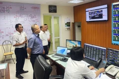 Ông Vũ Anh Phương, Phó Tổng Giám đốc EVNNPC kiểm tra tại trực ca điều độ Công ty Điện lực Hưng Yên. (Ảnh: evnnpc)
