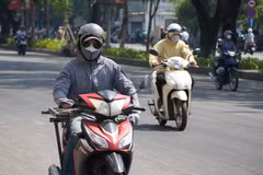 Người dân Huế ứng phó với đợt nắng nóng gay gắt. (Ảnh: Nguyên Lý/TTXVN)
