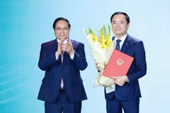 Thủ tướng Phạm Minh Chính trao Quyết định bổ nhiệm ông Lê Ngọc Sơn, Tổng Giám đốc Tập đoàn Công nghiệp-Năng lượng Quốc gia Việt Nam giữ chức Chủ tịch HĐTV của Tập đoàn. (Ảnh: Dương Giang/TTXVN)