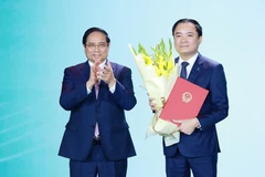 Thủ tướng Phạm Minh Chính trao Quyết định bổ nhiệm ông Lê Ngọc Sơn, Tổng Giám đốc Tập đoàn Công nghiệp-Năng lượng Quốc gia Việt Nam giữ chức Chủ tịch HĐTV của Tập đoàn. (Ảnh: Dương Giang/TTXVN)