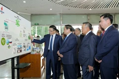 Lãnh đạo Petrovietnam báo cáo Thủ tướng Phạm Minh Chính về nghiên cứu thu hồi và lưu trữ CO2 của VPI. (Ảnh: PV/Vietnam+)