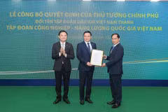 Thừa ủy quyền của Thủ tướng Chính phủ, Phó Thủ tướng Bùi Thanh Sơn trao quyết định đổi tên Tập đoàn Công nghiệp-Năng lượng Quốc gia Việt Nam. (Ảnh: Đức Duy/Vietnam+)
