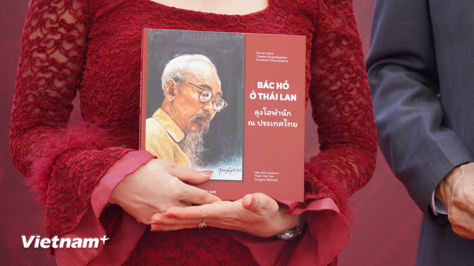 Sách song ngữ "Bác Hồ ở Thái Lan". (Ảnh: Khánh Ly/Vietnam+)