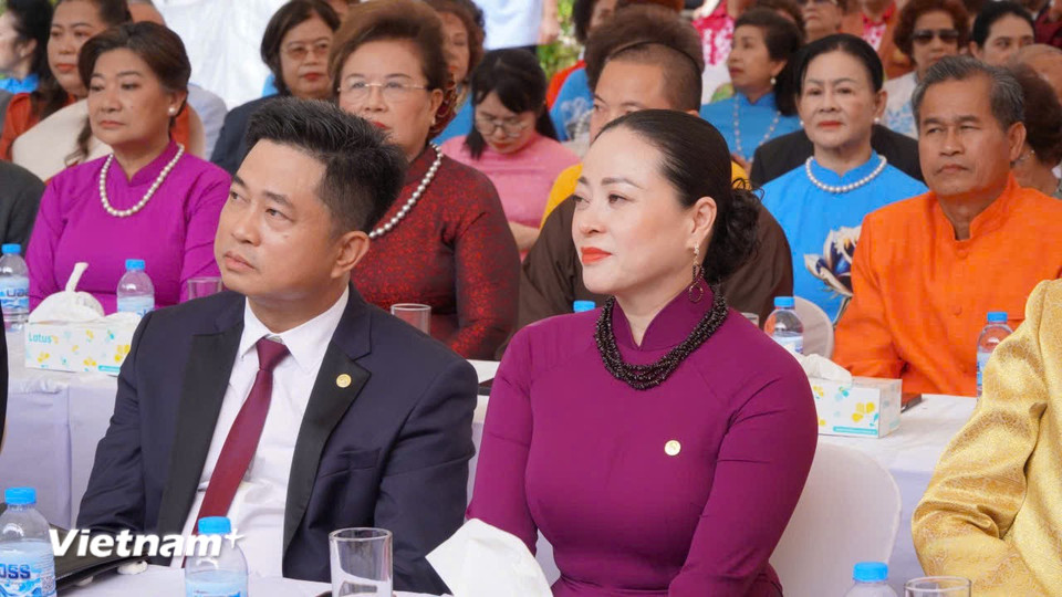 Tổng Lãnh sự Đinh Hoàng Linh cùng phu nhân tại chương trình. (Ảnh: Khánh Ly/Vietnam+)