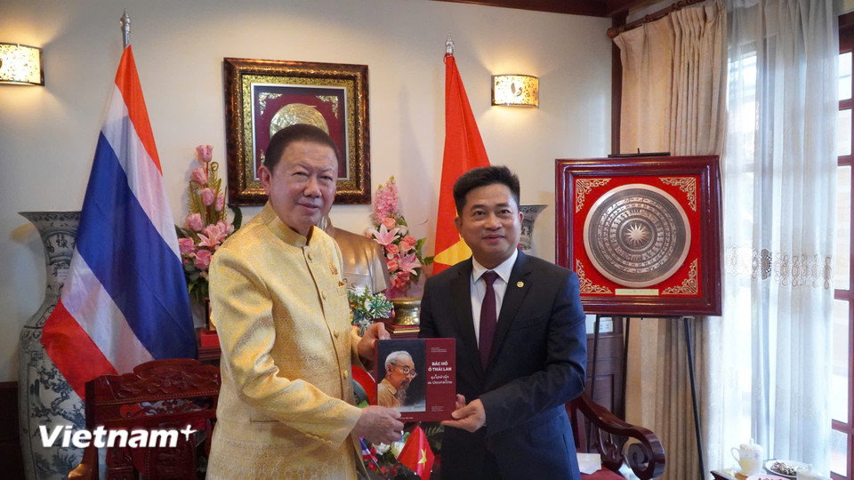 Ông Sanan Angubolkul – Chủ tịch Hội hữu nghị Thái Lan – Việt Nam cùng Tổng Lãnh sự Đinh Hoàng Linh tại Khỏn Kaen Thái Lan. (Ảnh: Khánh Ly/Vietnam+)