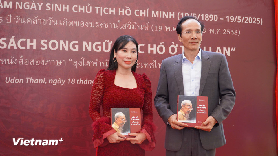 Cuốn sách song ngữ Việt – Thái “Bác Hồ ở Thái Lan” còn là một minh chứng sống động cho tình hữu nghị truyền thống tốt đẹp giữa hai dân tộc Việt Nam và Thái Lan. Ảnh: (Khánh Ly/Vietnam+)