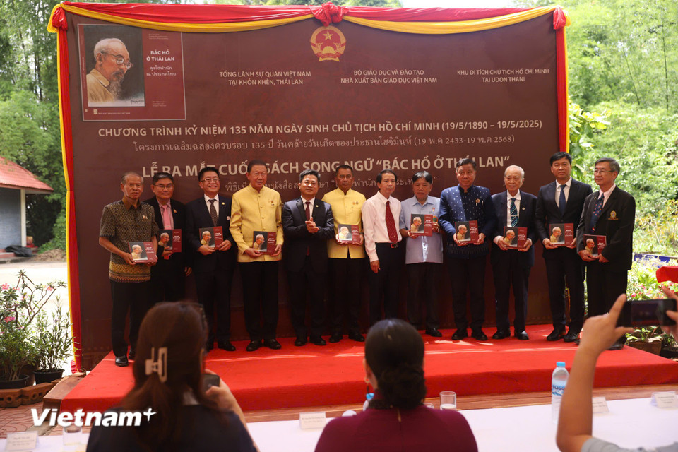Chủ tịch Hội hữu nghị Thái Lan – Việt Nam Sanan Angubolkul cùng các quan chức, đại biểu tại lễ ra mắt sách song ngữ Việt-Thái "Bác Hồ ở Thái Lan". Ảnh: (Khánh Ly/Vietnam+)