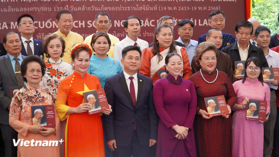 Lễ ra mắt cuốn sách “Bác Hồ ở Thái Lan” nhân kỷ niệm 135 năm Ngày sinh Chủ tịch Hồ Chí Minh. (Ảnh: Khánh Ly/Vietnam+)