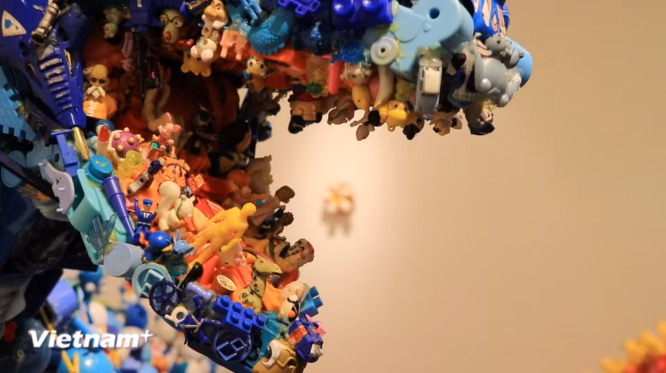 Trong triển lãm “Jurassic Plastic” này, ông Fuji đã tạo ra một tác phẩm sắp đặt và điêu khắc khủng long, động vật quy mô lớn. (Ảnh: Hồng Hải/Vietnam+)