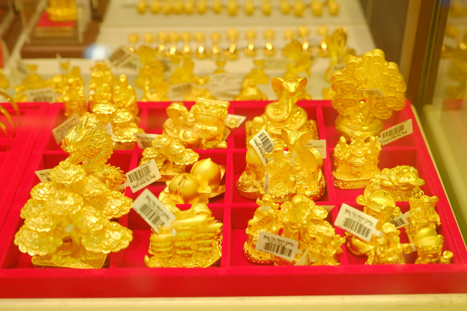 Một số sản phẩm quà tặng bằng vàng khác. (Ảnh: Trung Kiên/Vietnam+)