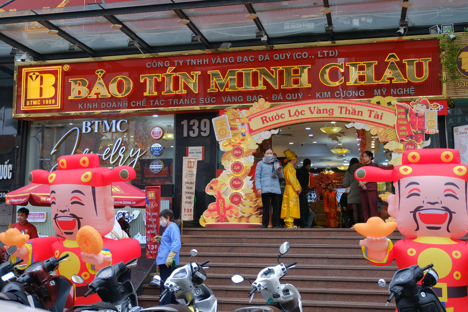 Từ đầu giờ sáng ngày 5/2, cửa hàng Bảo Tín Minh Châu cơ sở Cầu Giấy đã tấp nập khách. ﻿(Ảnh: Trung Kiên/Vietnam+)