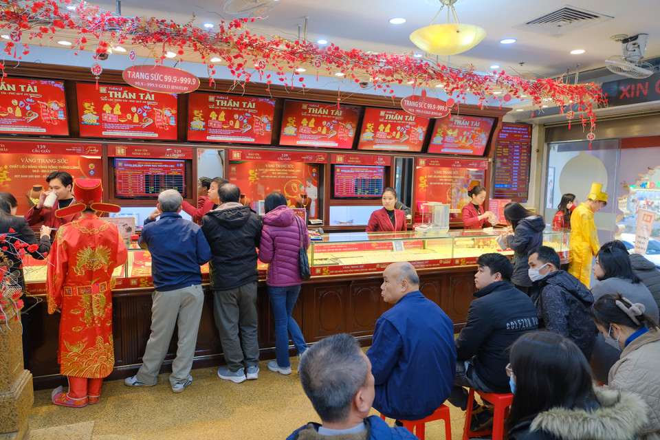 Nhiều người mua vàng đầu năm với tâm lý cầu may. (Ảnh: Trung Kiên/Vietnam+)