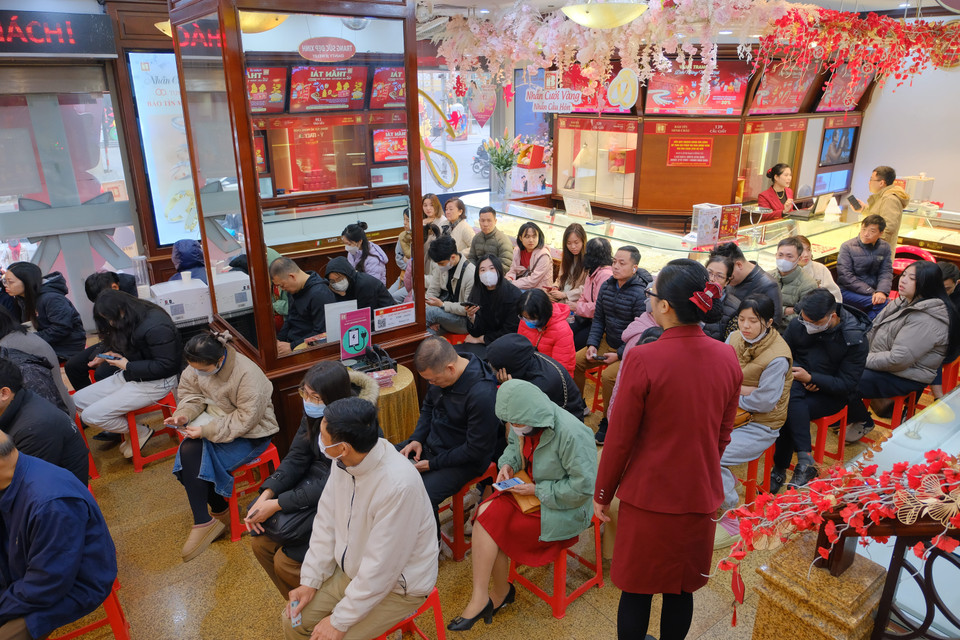 Nhiều người đã chọn đi mua vàng trước vì lo ngại giá vàng sẽ còn tiếp tục tăng trong ngày vía Thần tài. (Ảnh: Trung Kiên/Vietnam+)