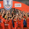 Việt Nam nâng cúp vô địch AFF Cup 2024 ngay trên sân của Thái Lan. (Ảnh: Minh Quyết/TTXVN)