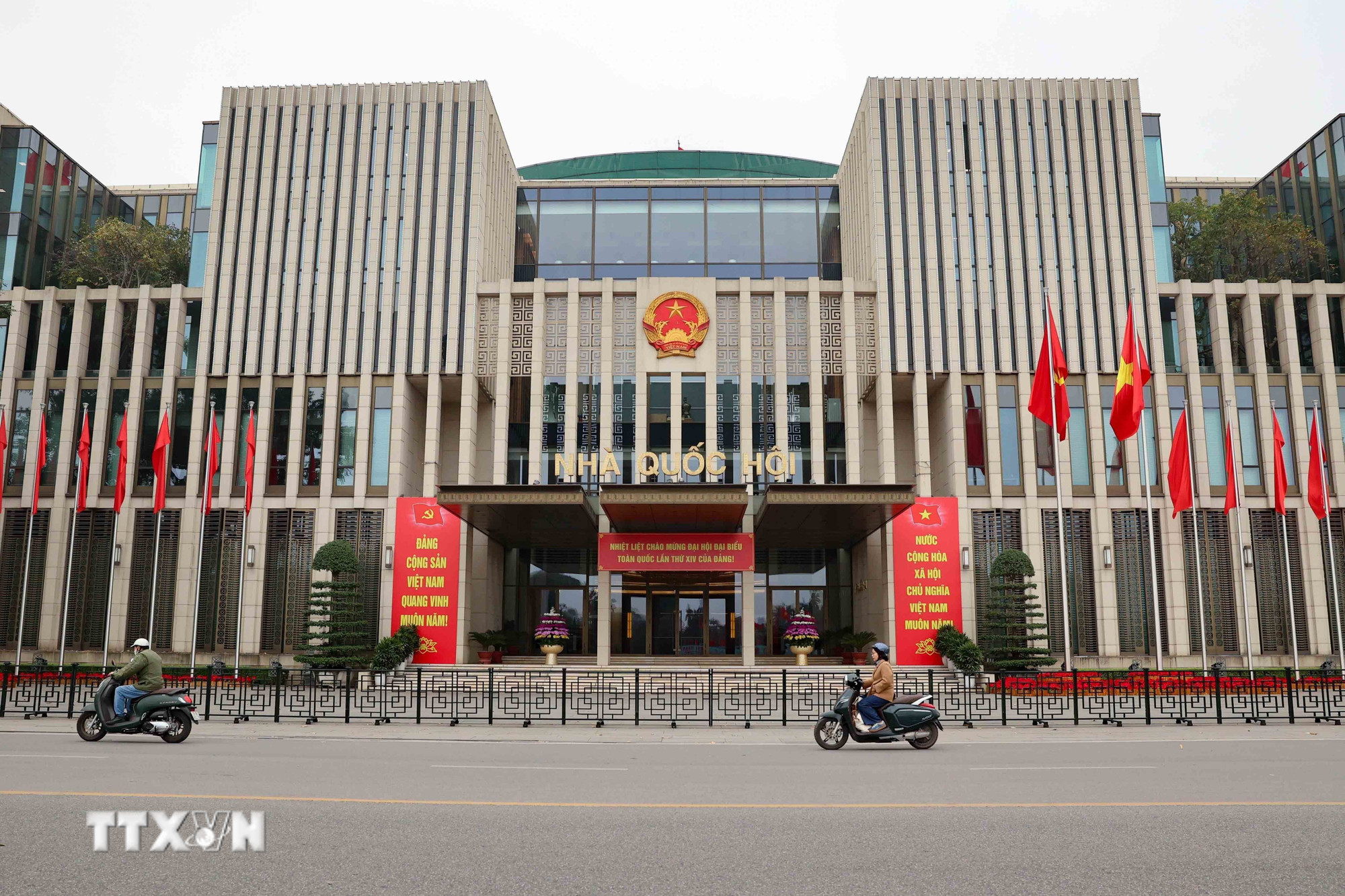 ttxvn-ha-noi-lan-toa-manh-me-niem-tin-voi-dang-sau-thanh-cong-cua-dai-hoi-xiv-8548022-2.jpg