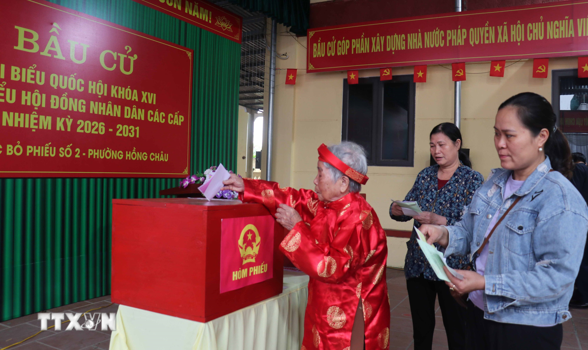 ttxvn-bau-cu-quoc-hoi-va-hdnd-cu-tri-hung-yen-doan-ket-no-nuc-di-bau-nguoi-tai-duc-8642192.jpg