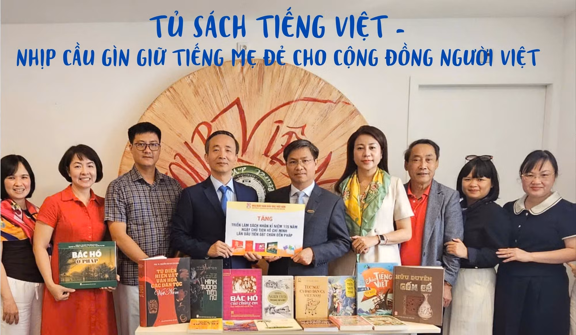 Đoàn công tác của Nhà xuất bản Giáo dục Việt Nam trao tặng sách để trưng bày tại Triển lãm kỷ niệm 115 năm ngày Chủ tịch Hồ Chí Minh lần đầu tiên đến Pháp.
