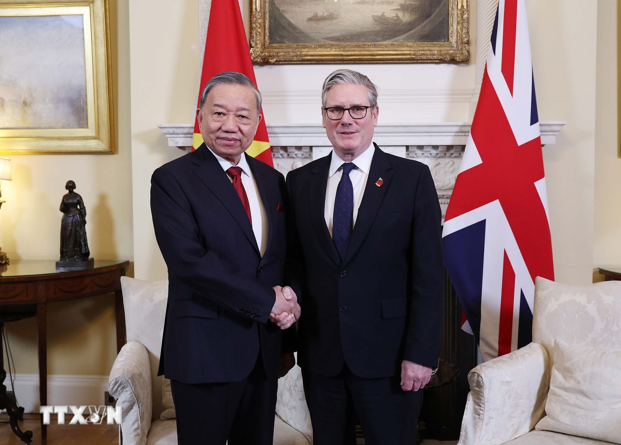 Генеральный секретарь То Лам и премьер-министр Соединённого Королевства Великобритании и Северной Ирландии Кир Стармер. (Фото: Thong Nhat/VNA)