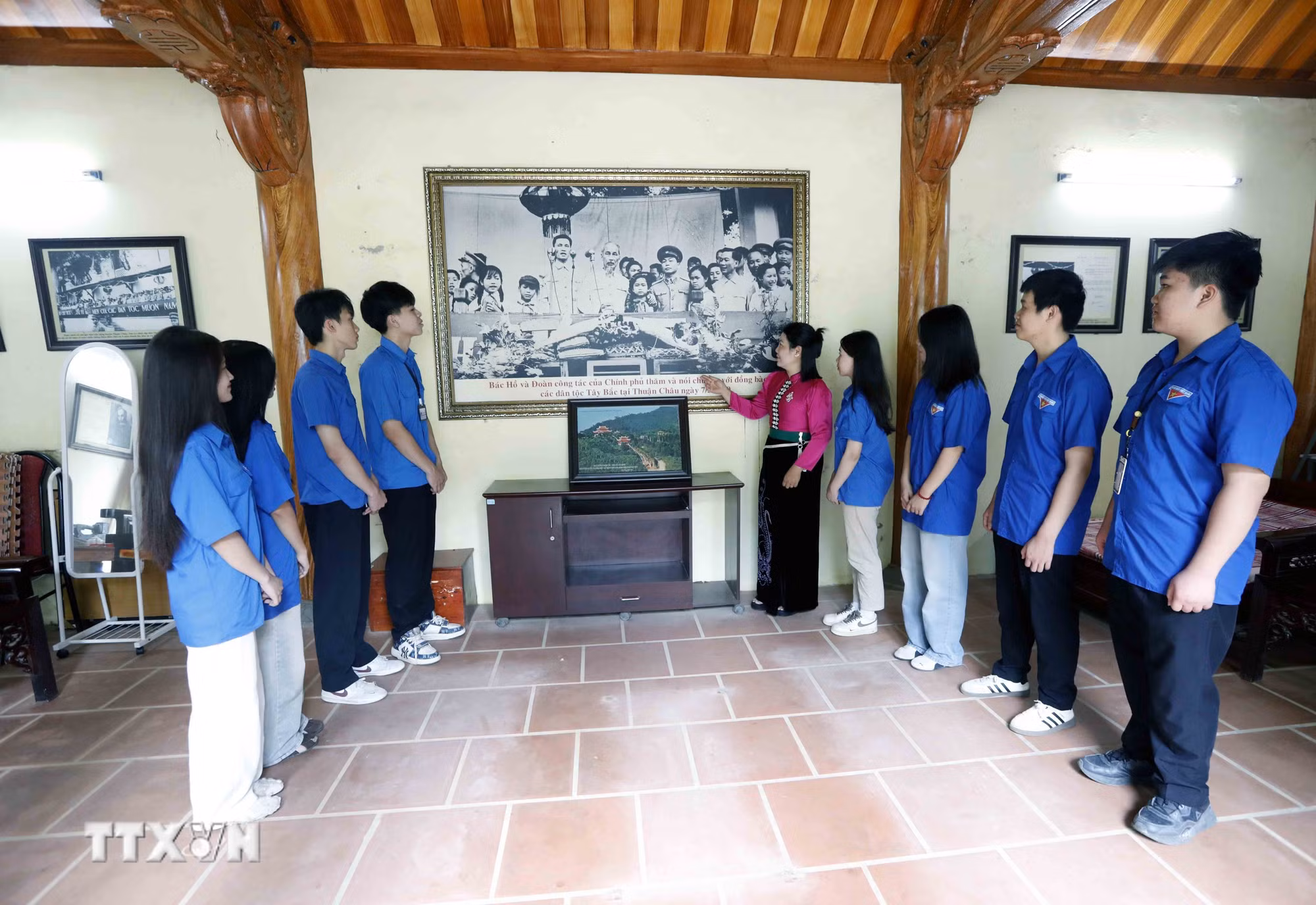 ttxvn-ky-dai-thuan-chau-noi-bac-ho-ve-tham-8771389.jpg